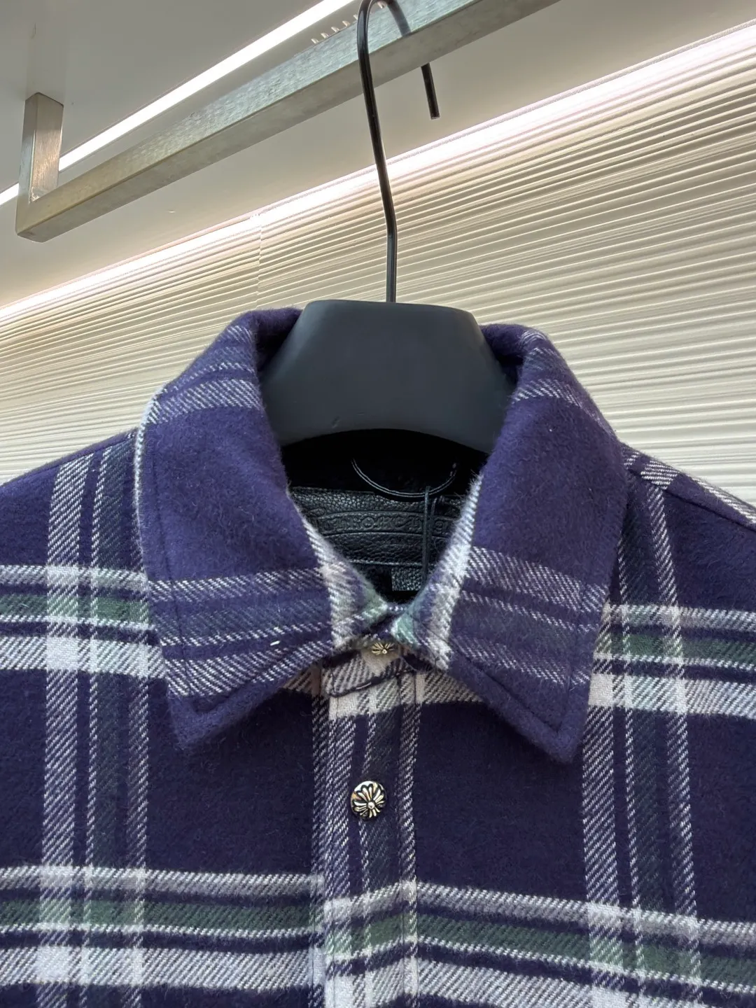Chrome Hearts Contrast Checkered Lapel Shirt Jacket ●Item No.: 1682307-C05 ●Fabric: Cotton Fabric ●Technology: Made on Positioning Cutting Machine ●Color: Blue and White Plaid ●Version: Fitted ●Weight: Approximately 1030g ●Size: S-M-L-XL ●Description: This Louis Vuitton plaid shirt-style jacket is made of high-count wool blended brushed fabric imported from Italy. It is woven into a classic blue, white and green plaid pattern through yarn-dyed jacquard technology. The yarn is first dyed and then woven to ensure that the plaid color is clear and not easy to fade. The fabric has been pre-shrunk, and the shrinkage rate is controlled within 1%. The body pieces are cut using laser positioning, and the check pattern alignment error does not exceed 0.3cm. The double patch pockets on the front are sewn with welted three-dimensional sewing technology, and the edges of the pockets are padded for a crisper shape. The placket is equipped with custom metal engraved snap buttons, which accurately echo the plaid pattern of the body; the shoulders are made of seamless epaulette splicing technology, and the wiring is smooth and seamless. The double-needle locking technology on the cuffs and hem enhances durability. The overall stitch length is maintained at 7 needles per centimeter, and the wiring is even and smooth. The lining is made of breathable cotton and linen blended materials, taking into account texture and wearing comfort, fully demonstrating the brand's exquisite clothing technology. The overall wiring is straight and delicate, the fabric is comfortable and soft, and the color is consistent without color difference. It can be matched with the same style to create a fashionable look and control various occasions. Customized accessories, complete with three standards, same style for men and women!